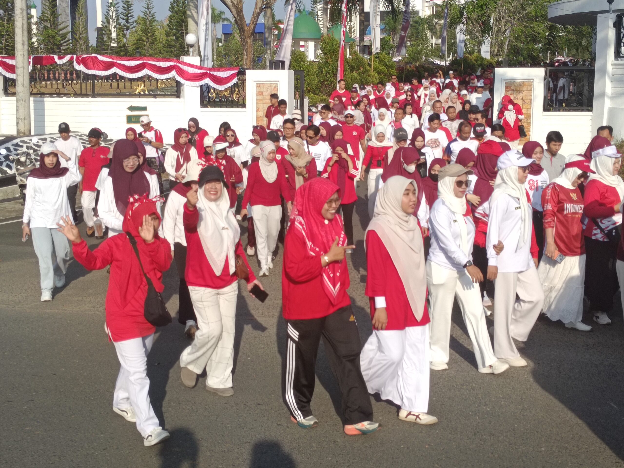ASN Tanah Bumbu Ramaikan Aksi Jalan Sehat Semarak Kemerdekaan 6