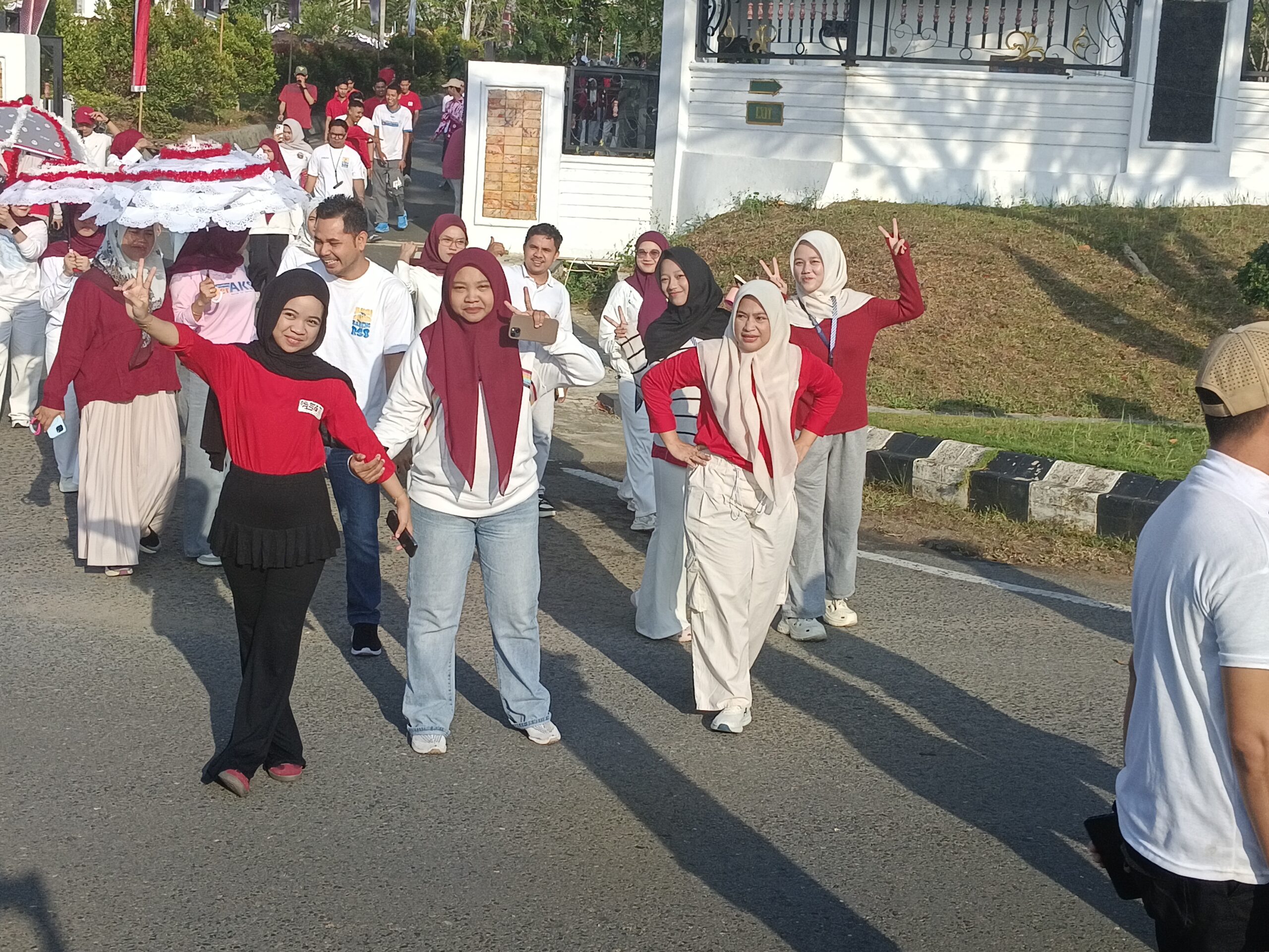 ASN Tanah Bumbu Ramaikan Aksi Jalan Sehat Semarak Kemerdekaan 5