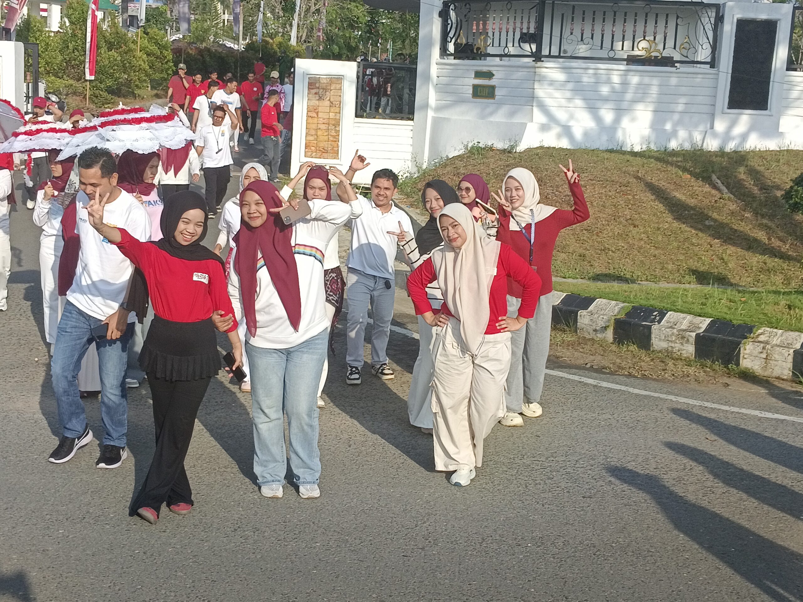 ASN Tanah Bumbu Ramaikan Aksi Jalan Sehat Semarak Kemerdekaan 4