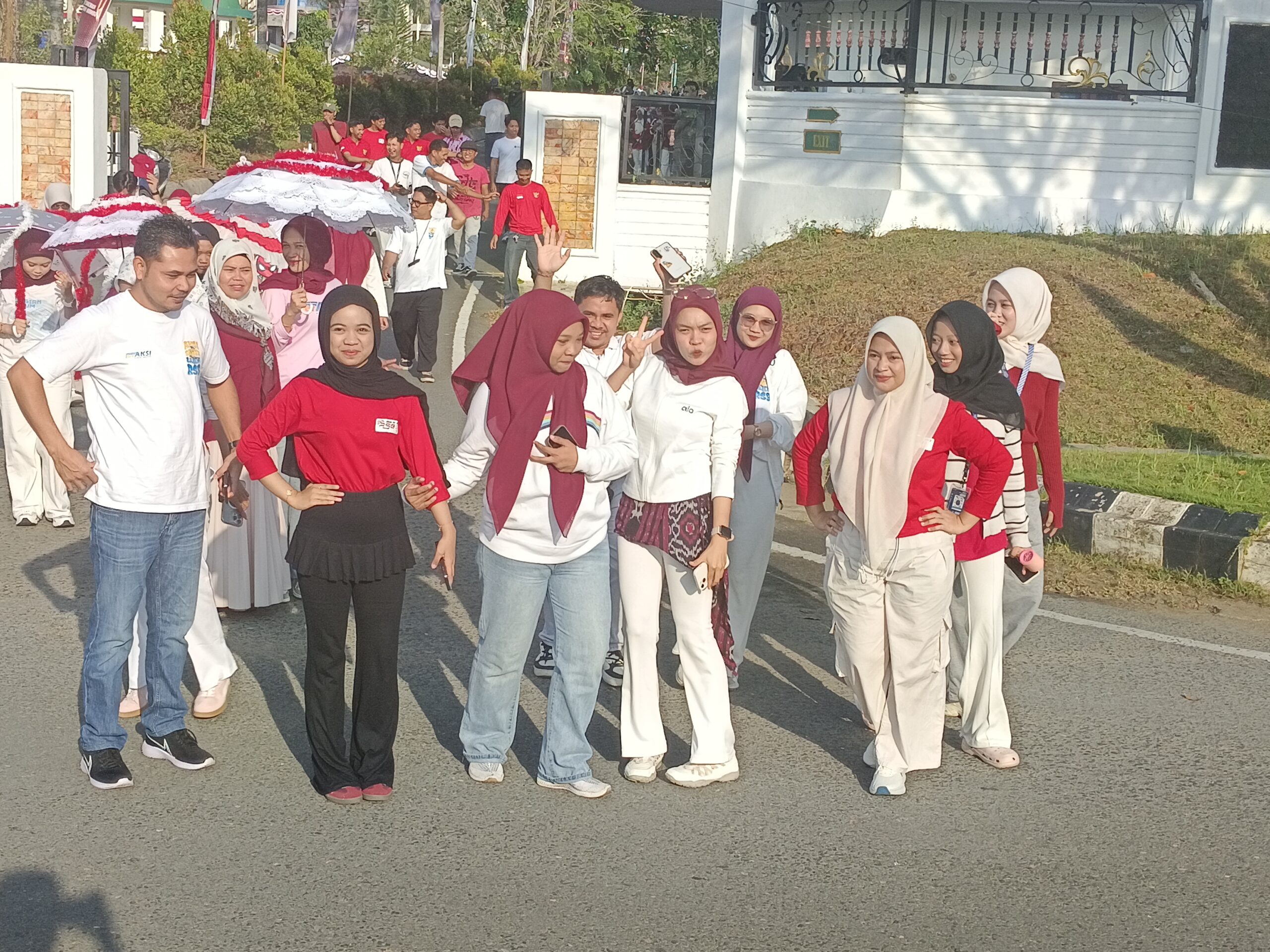 ASN Tanah Bumbu Ramaikan Aksi Jalan Sehat Semarak Kemerdekaan 3