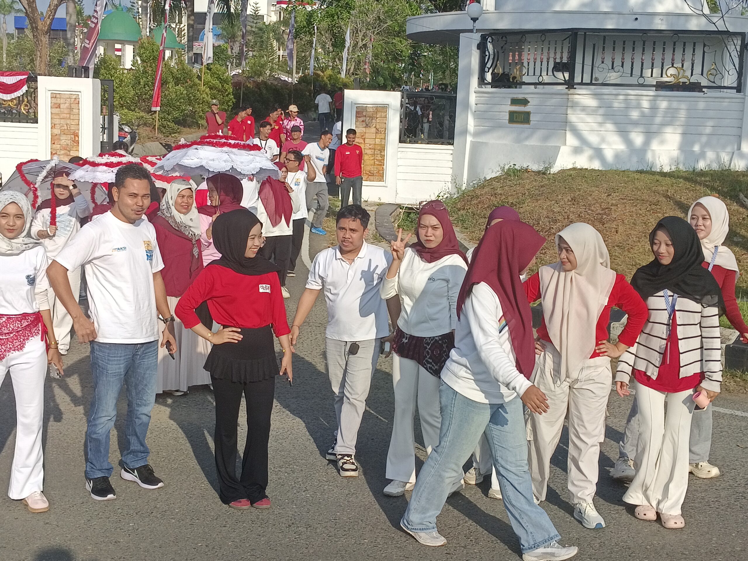 ASN Tanah Bumbu Ramaikan Aksi Jalan Sehat Semarak Kemerdekaan 2