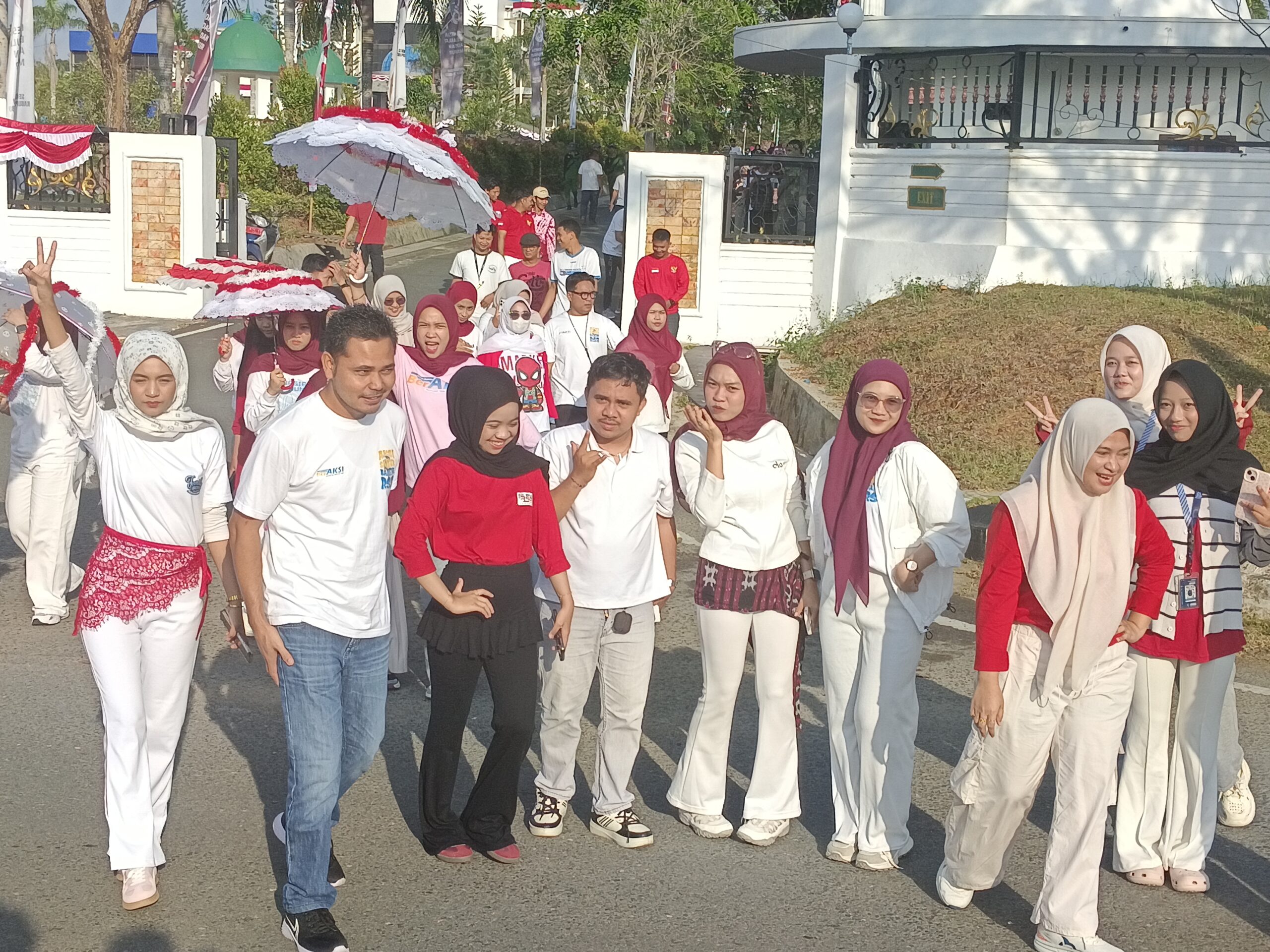 ASN Tanah Bumbu Ramaikan Aksi Jalan Sehat Semarak Kemerdekaan 1