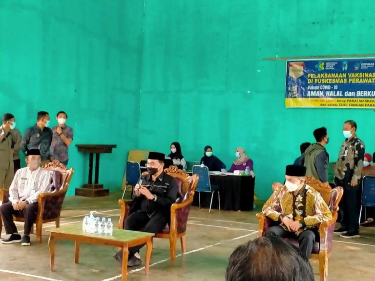 Tinjau Kegiatan Vaksinasi di Kusan Hulu, Bupati Ingatkan Masyarakat Berdoa dan Berzikir