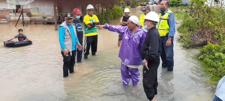 Air Sudah Surut, Petugas Gabungan Bantu Bersihkan Lumpur Pasca Banjir