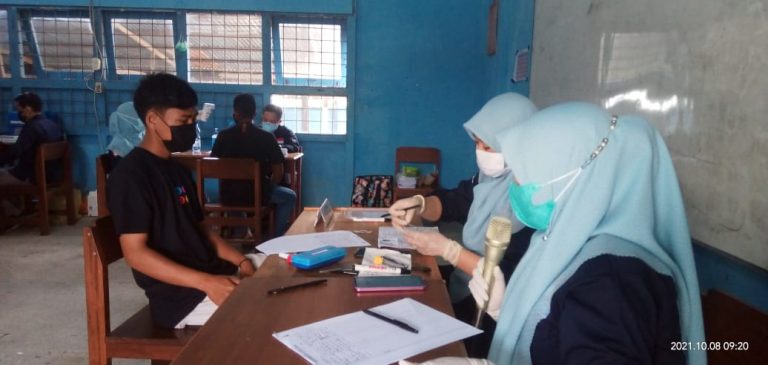 Ikhtiar Tanggulangi Cavid-19, Vaksinasi Berlanjut di SMPN 1 Kusan Hilir