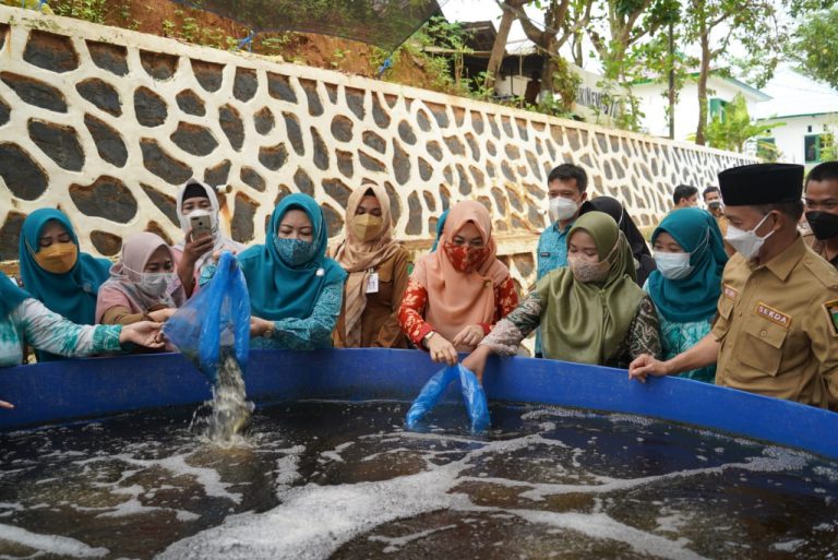 Sekda Bersama Ketua TP PKK Kabupaten Tebar Ribuan Bibit Ikan Nila