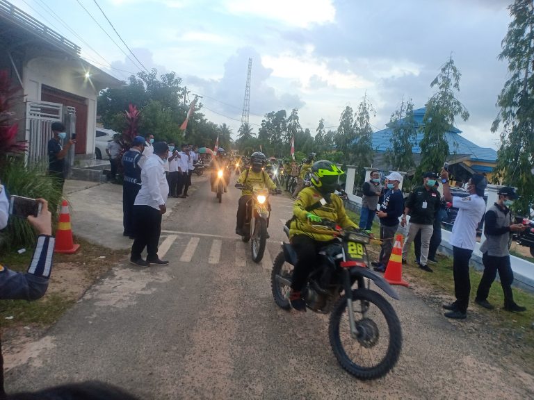 Tinjau Vaksisnasi Bergerak di SMAN 1 Angsana, Gubernur  Kalsel Tunggangi Trail