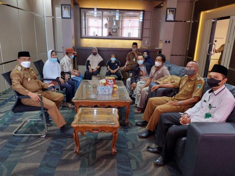 Wabup Muhammad Rusli Saksikan Prosesi Mualaf Empat Warga Desa Emil Baru