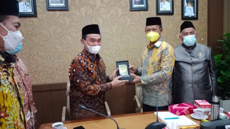 Bupati Zairullah Didampingi Sekda Terima Kunjungan Kerja Komisi 2 DPRD Kalsel