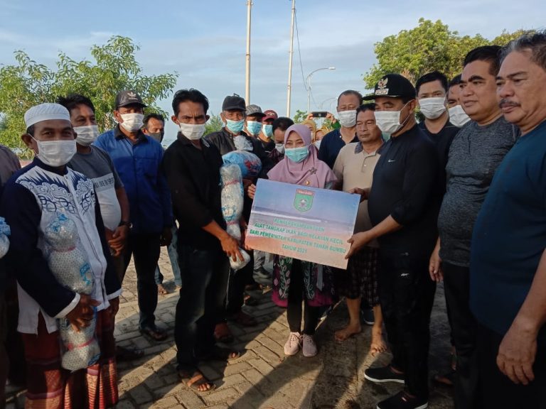 Bupati Zairullah Serahkan Bantun Alat Tangkap Ikan Kepada Nelayan
