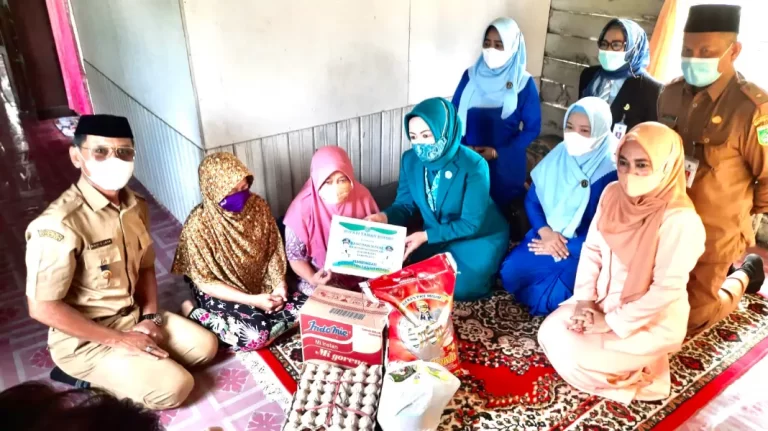 Hari Ibu Ke-93, Ketua TP PKK Tanbu Sambangi Lansia