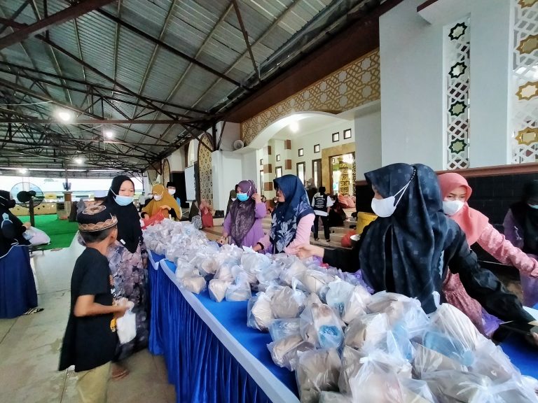 Dukung Kegiatan Rutin Majelis Lailatul Jumat, Bagian Kesejahteraan Setda Bagikan Konsumsi