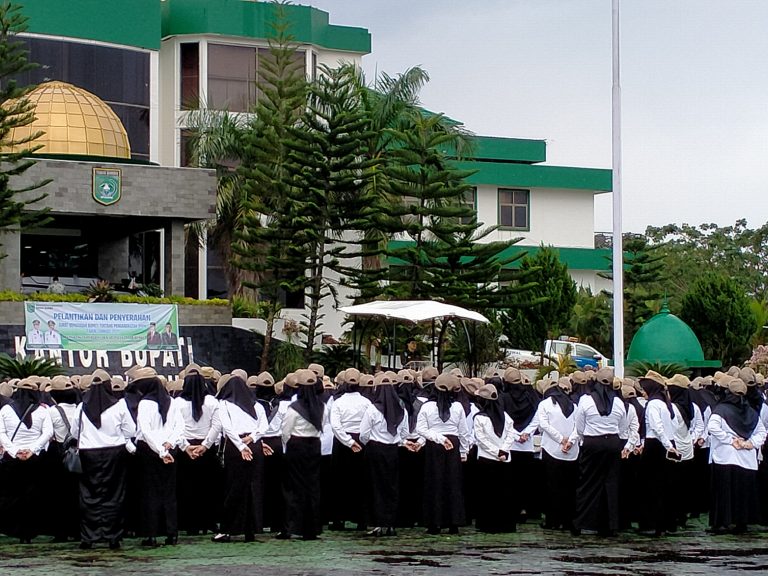 Penyerahan SK Bupati kepada Pegawai PPPK Tetap Berlangsung Dibawah Rintikan Hujan