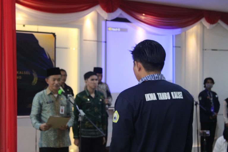 Sekda Ambo Sakka Lantik 11 Anggota IKMA Tanbu 