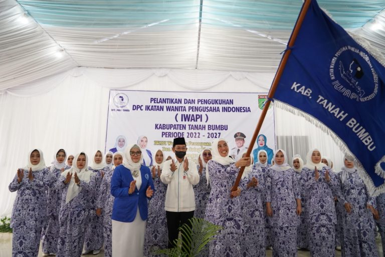 Ketua DPD IWAPI Kalsel Lantik Kepengurusan IWAPI Tanah Bumbu 