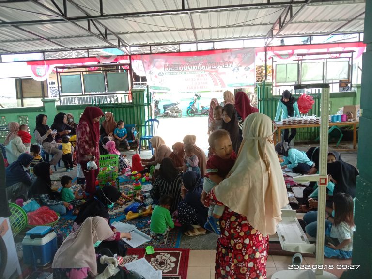 Posyandu Balita Kasih Ibu Bagikan Vitamin A pada Anak 