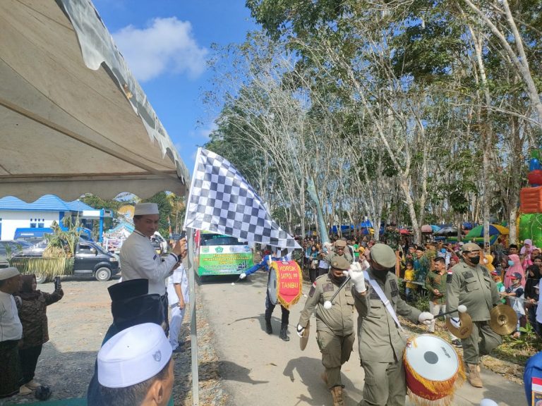 Sekda Lepas Pawai Ta’aruf MTQ Nasional XVIII Tingkat Kabupaten Tanah Bumbu 