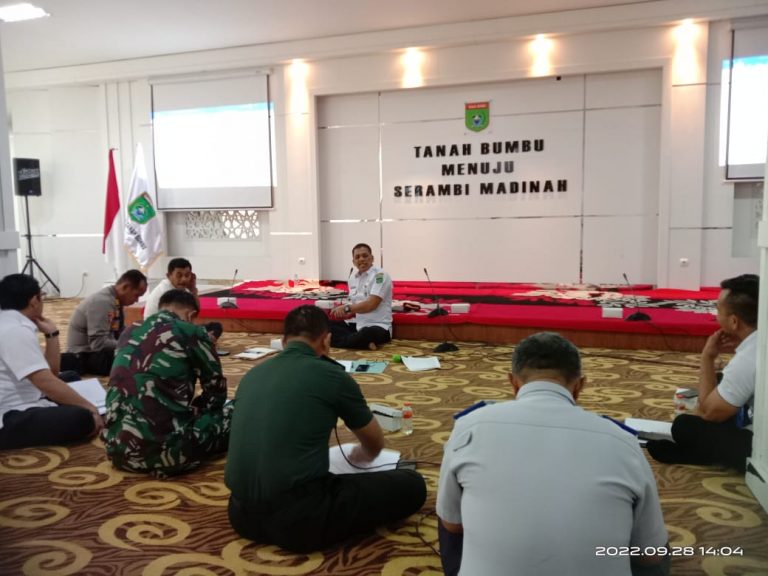 Kesbangpol Ajak Seluruh Instansi dan Masyarakat Kibarkan Bendera Merah Putih 