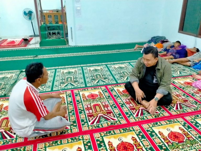Kadis Kominfo SP Menilik Siswa SDN Emil Baru Ketika Bermalam di Masjid