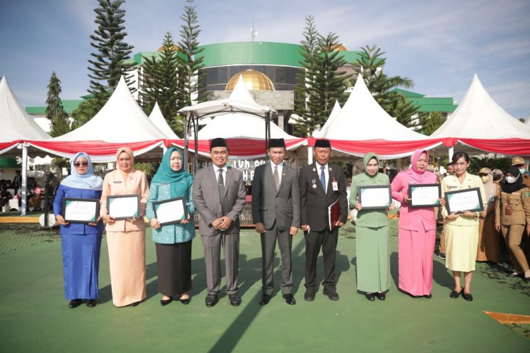 Peringatan HKN ke-58 Bupati Serahkan Penghargaan Satya Lencana Karya Satya