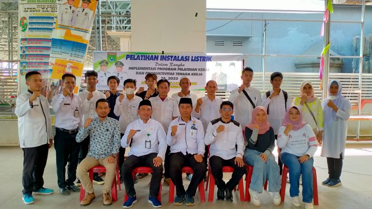 Disnakertrans Tanbu Gelar Pelatihan Instalasi Listrik di Desa Sejahtera