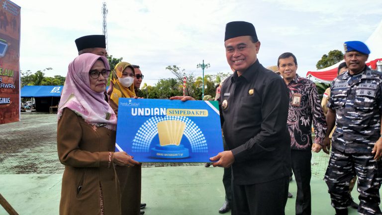 Bupati Zairullah Serahkan Hadiah Emas Dari Bank Kalsel Kepada Tiga Pemenang