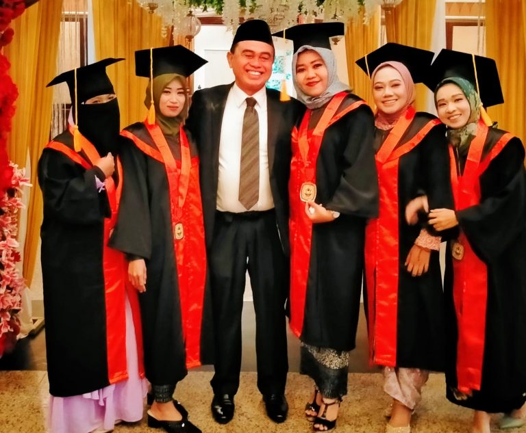 Lima Anak Asuh Abah Zairullah Kembali Raih Gelar S2