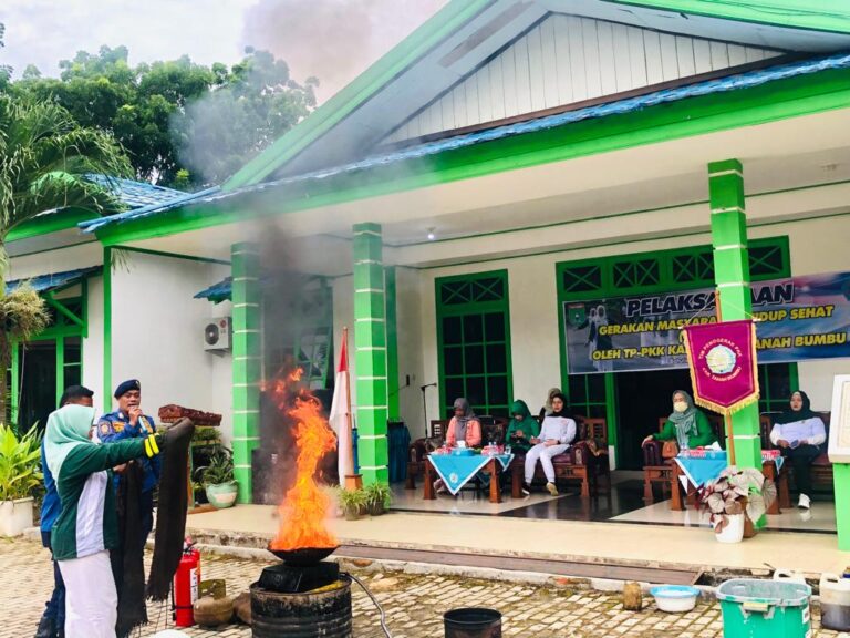 Satpol PP dan Damkar Tanah Bumbu Gelar Demo Penanganan Bencana Kebakaran