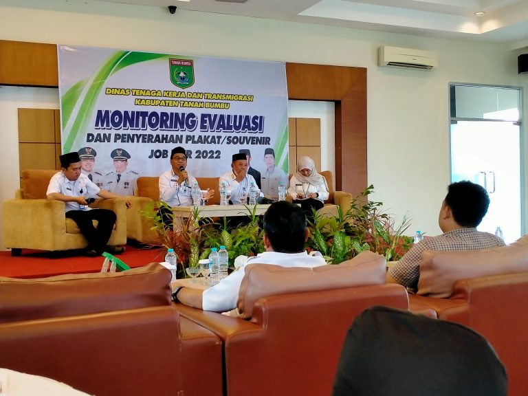 Disnakertrans Tanah Bumbu Serahkan Plakat/Souvernir Job Fair 2022 kepada Perusahaan yang Berkontribusi