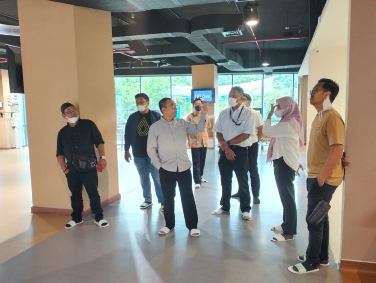 Tinjau Jamban Sehat, FKKS dan Pemda Tanbu Susuri Sungai Kusan 