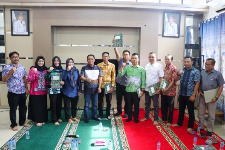 Kadis DPMD Serahkan 8 SK Pjs Kepala Desa di Kecamatan Sungai Loban