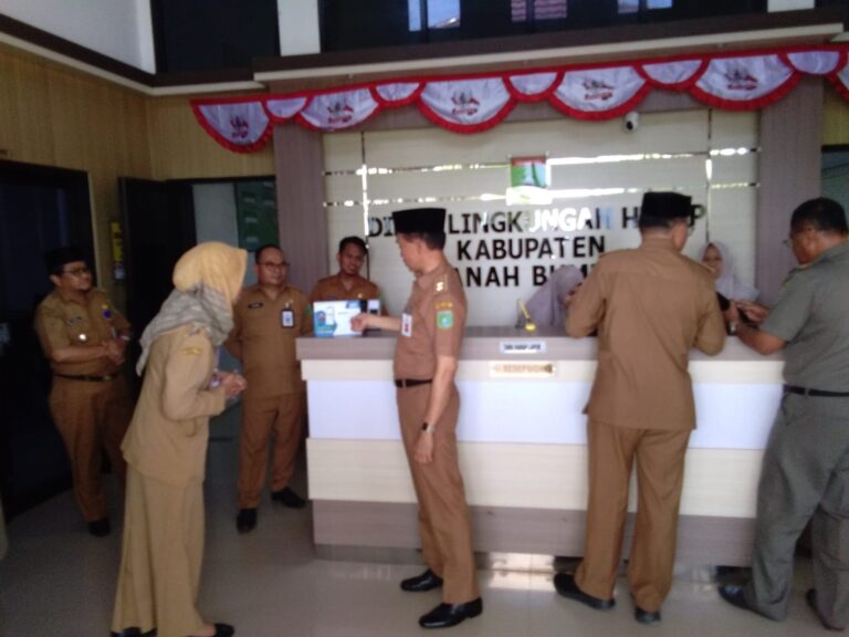 Sekda Dr. Ambo Sakka Sidak Sejumlah SKPD di Tanah Bumbu