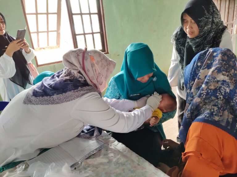 Posyandu Kamboja Berinovasi Bagikan Dorprise untuk Pasiennya