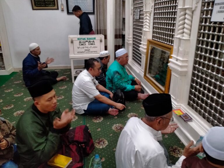 Direktur RSUD Tanah Bumbu dr. Yandi, Berziarah ke Makam Habib Husein Luar Batang