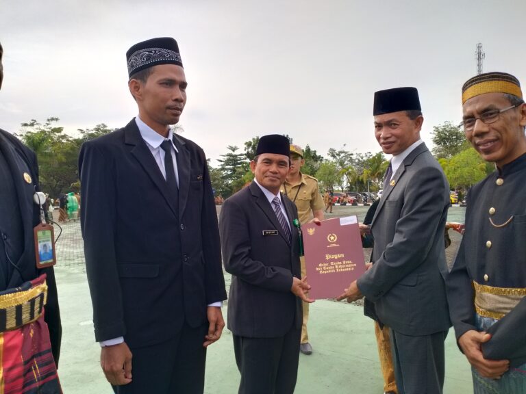 Momentum HAB ke 77 Sekda Tanbu Serahkan Penghargaan Satya Lancana Karya Sapta  