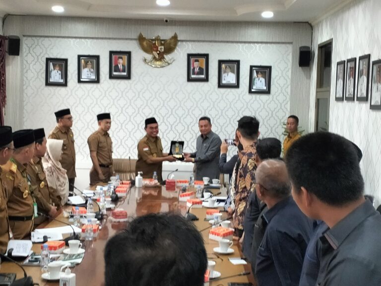 Bupati Tanah Bumbu Terima Kunker DPRD Kabupaten Tapin dan HST