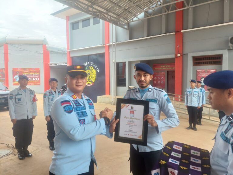 Kalapas Batulicin Berikan Penghargaan Kepada Pegawai Teladan