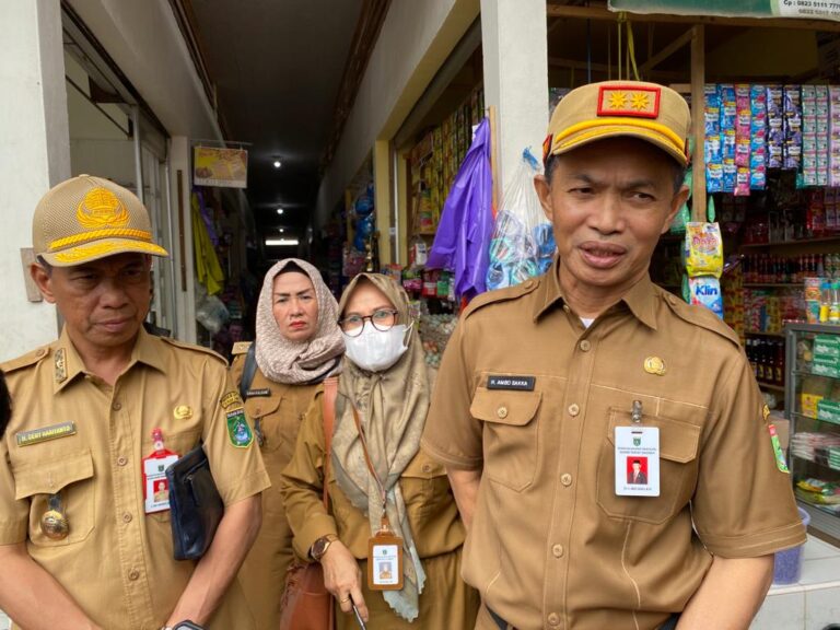 Sekda Dr.Ambo Sakka Sidak Bahan Pokok di Pasar Harian
