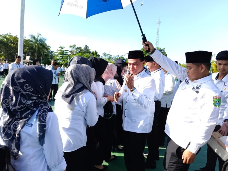 Usai Apel Gabungan Bupati Abah Zairullah Salam-salaman dengan SKPD Lingkup Pemkab Tanah Bumbu
