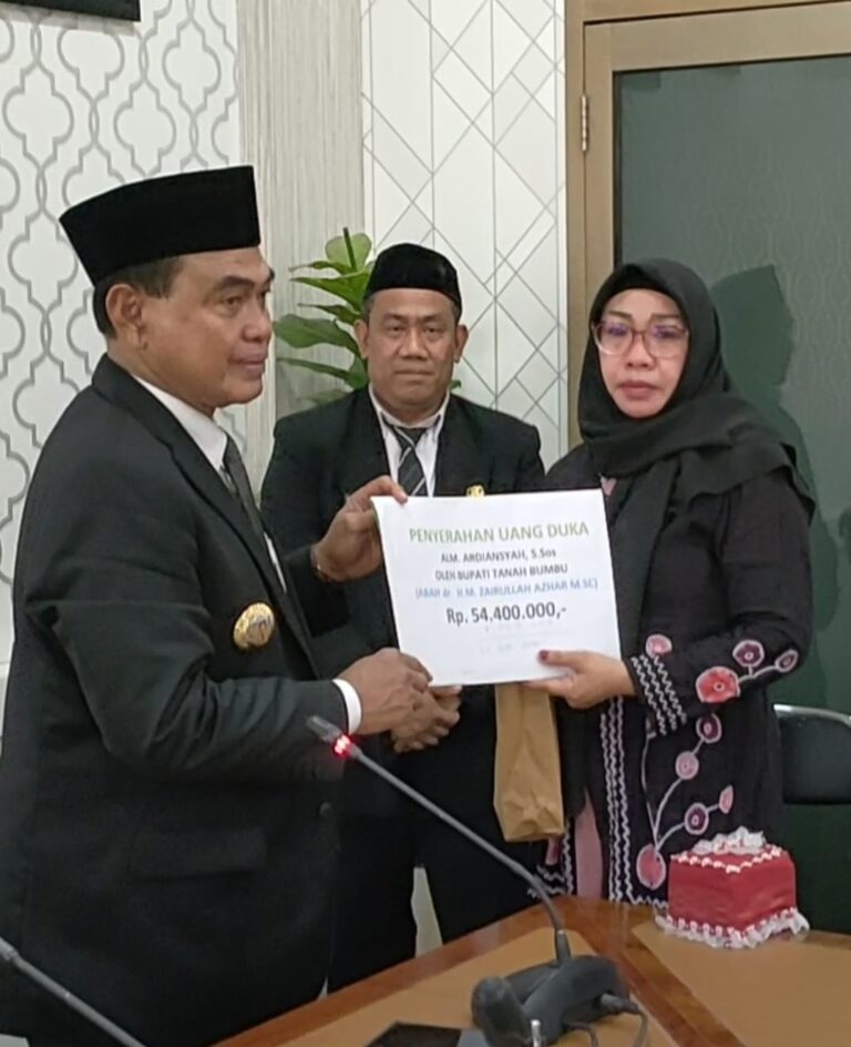Abah Zairullah Berikan Bantuan Kepada Istri Almarhum Kadiskominfo Ardiansyah
