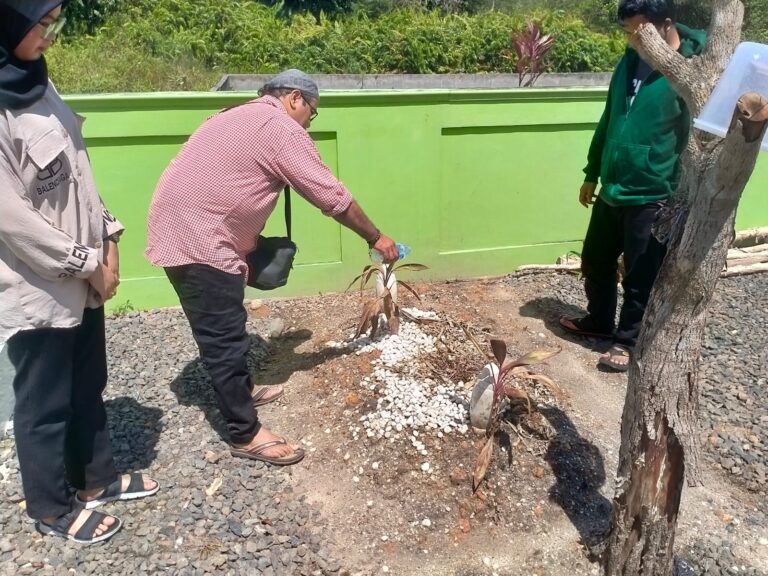Direktur RSB Tanah Bumbu Berziarah ke Makam Almarhum Ardiansyah