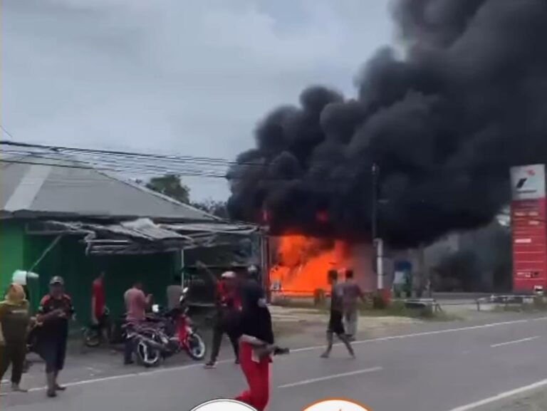 Damkar Tanah Bumbu Cepat Tanggap Atasi Kebakaran di SPBU Simpang Empat