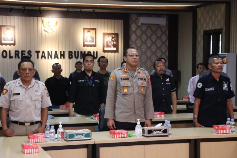 Wartawan Ikuti Dialog Publik Kemerdekaan Pers dan Perlindungan Jurnalis Secara Daring di Aula Polres Tanah Bumbu