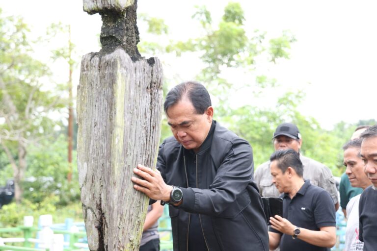 Bupati Tanah Bumbu Abah Zairullah Kunjungi Makam Pendiri Pagatan