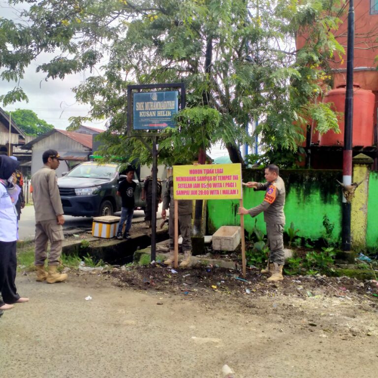 Polbindes Bersama DLH Tanah Bumbu Lakukan Binwaslu Tertib Jam Buang Sampah