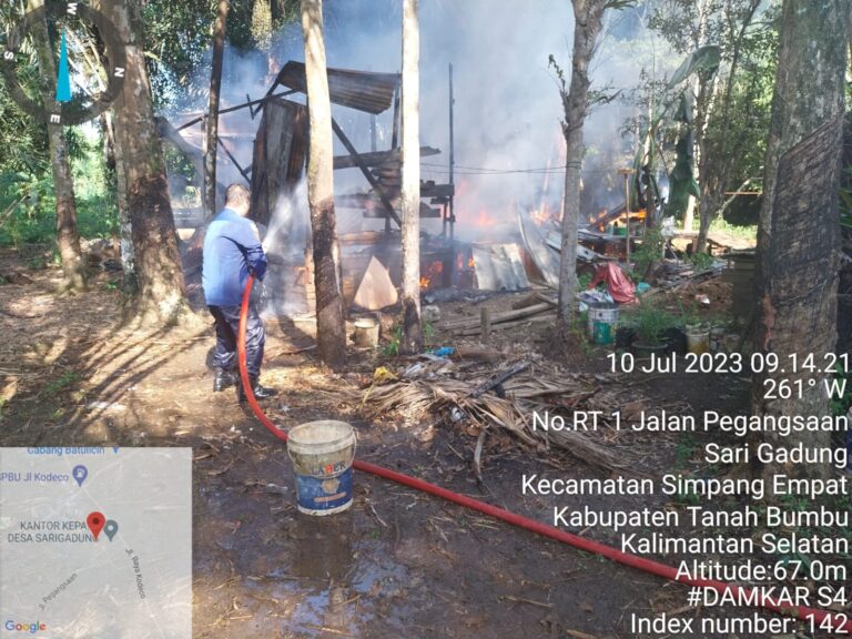 Satu Rumah Hangus, Petugas Damkar Simpang Empat Sigap Padamkan Api