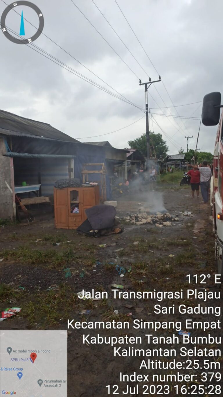 Damkar Tanah Bumbu Kembali Padamkan si “Jago Merah” di Simpang Empat