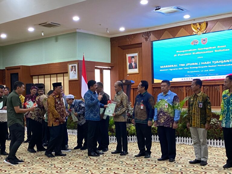 Sekda Ambo Sakka Terima Sertifikat Tanah Instansi Pemerintah