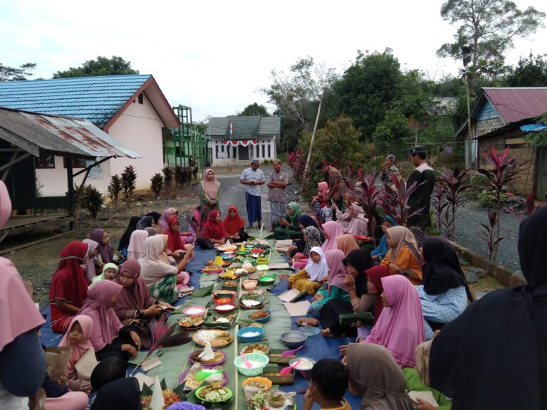 Makan dan Doa Bersama Warnai 1 Muharram Desa Selaselilau