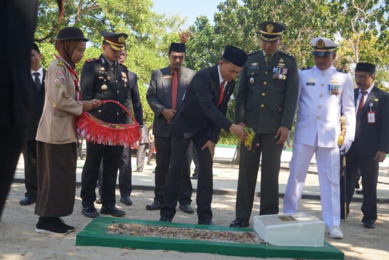 Sekda Tanah Bumbu Dr. Ambo Sakka Ziarah ke TMP Mattone